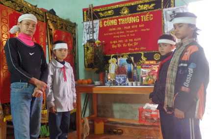 Đau lòng cảnh mẹ nhặt xác động vật cho con ăn