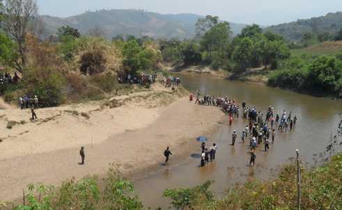 Tìm thấy thi thể 5 học sinh nằm sấp chồng lên nhau