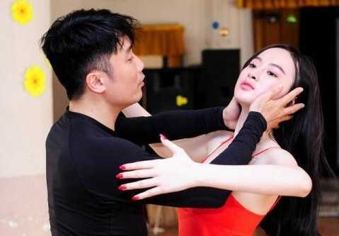 Angela Phương Trinh 'khốn khổ' trong phòng tập