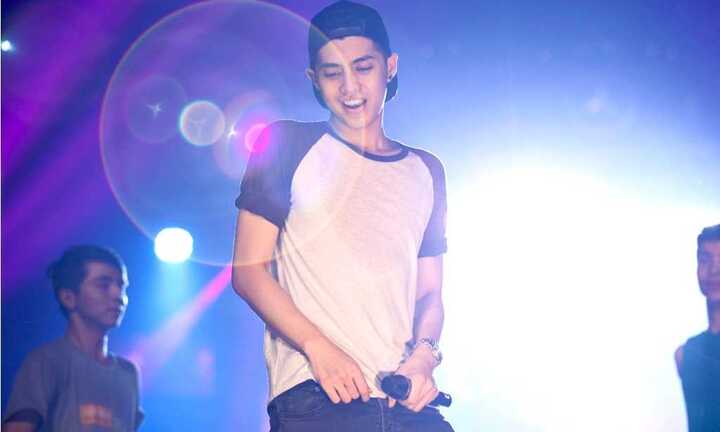 Noo Phước Thịnh mướt mồ hôi ăn uống