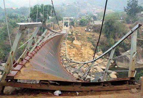 Phó Thủ tướng chỉ đạo điều tra vi phạm vụ lật cầu treo