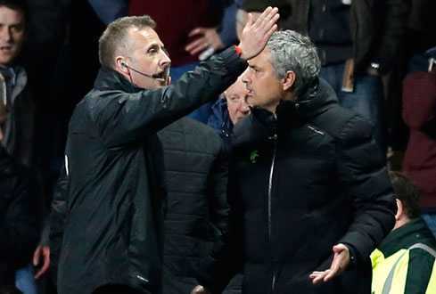 Chelsea thua cay đắng, Mourinho 'chỉ còn biết ngậm miệng lại'