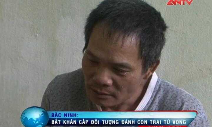 Clip: Sát nhân đánh chết con khóc ròng tại cơ quan công an