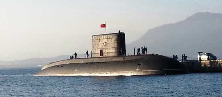 Hình ảnh đầu tiên về tàu ngầm Kilo TP.HCM tại vịnh Cam Ranh