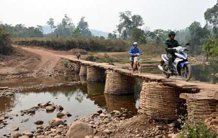 Chui túi nilon qua suối: Đồn trưởng Biên phòng nói gì?