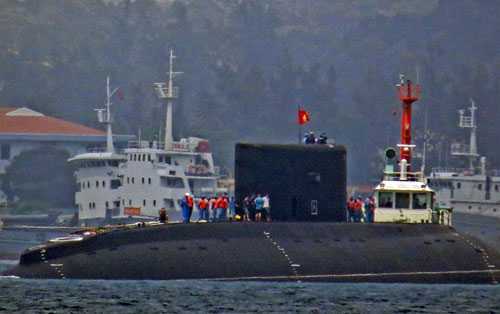 Cận cảnh lai dắt tàu ngầm TP.HCM vào quân cảng Cam Ranh