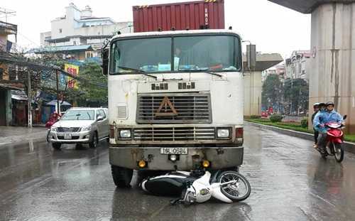 Xe container cố tình đâm ngã cảnh sát giao thông