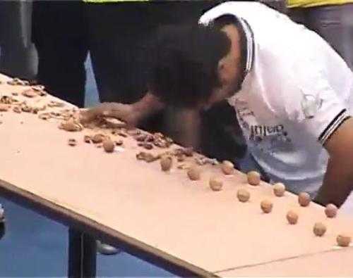 Kỷ lục đập vỡ 155 quả óc chó bằng đầu trong 1 phút