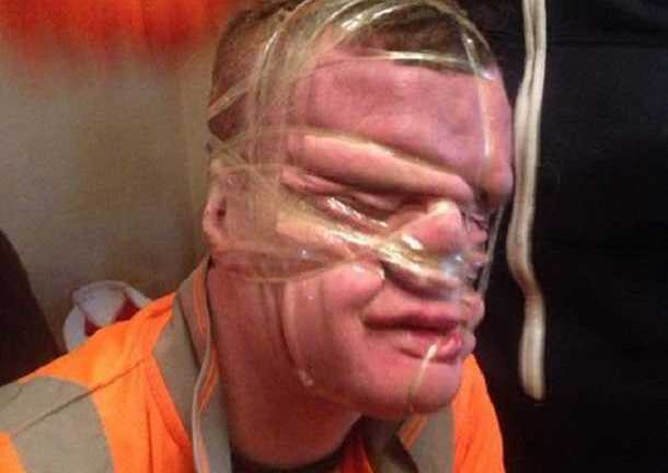 Chụp ảnh tự sướng theo kiểu cực dị trên Facebook