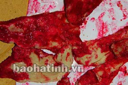 Thịt lợn luộc màu đỏ lạ, dân hoang mang