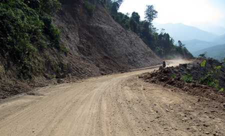 Xe ô tô chở 10 văn công lao xuống vực