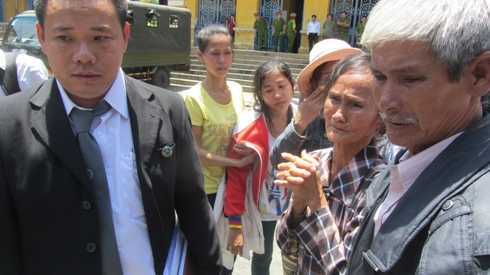 Vợ tướng cướp bị án tử bật khóc nức nở sau phiên toà