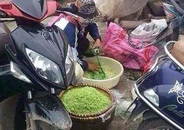 Rùng mình clip nhuộm cốm xanh bằng dung dịch lạ giữa đường