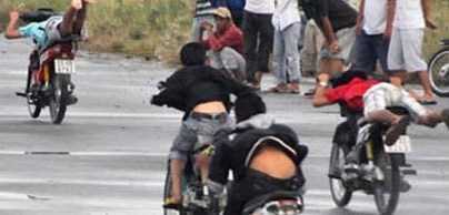 Clip: 200 'quái xế' náo loạn QL1