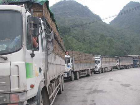 Xe chở dưa hấu ùn ứ ở cửa khẩu Tân Thanh kéo dài 30km