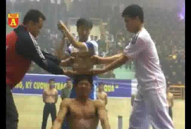 Video: Tròn mắt xem công an biểu diễn khí công