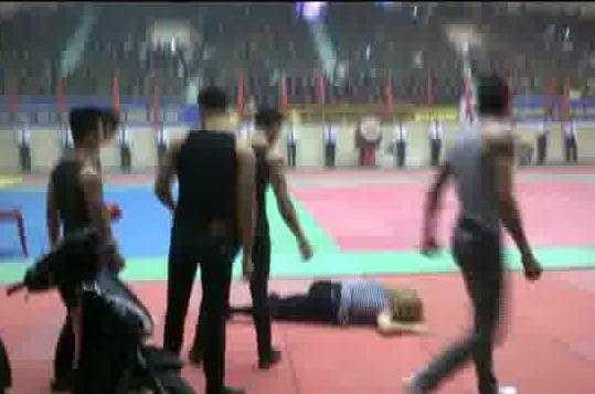 Clip: Nữ CSGT hạ gục toán thanh niên ngổ ngáo