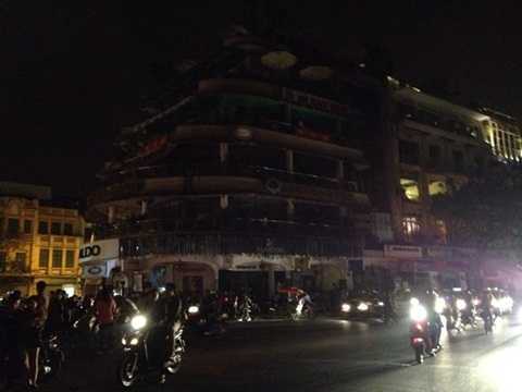 Ngắm Hà Nội khác lạ trong đêm 'tắt đèn'