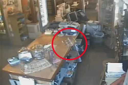 Clip 'ma' xô đẩy đĩa thủy tinh trong quán