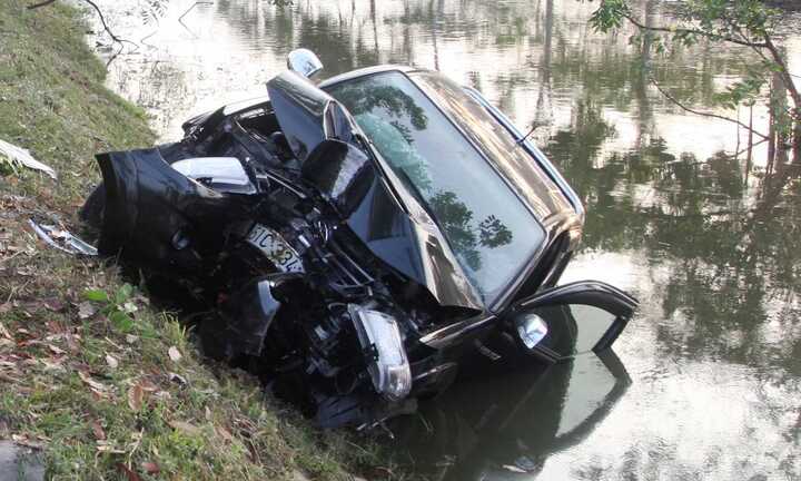 Ô tô 'tắm' mương, 4 người nhập viện