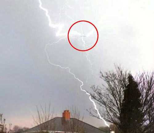 Bị 3 tia sét đánh cùng lúc, máy bay vẫn hạ cánh an toàn