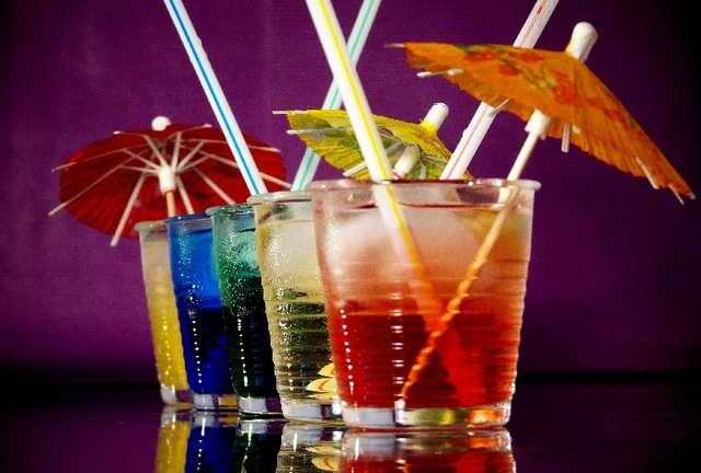 Uống cốc-tai, 6 người chết