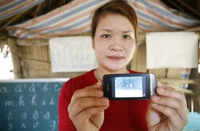 Cô giáo trẻ 15 lần chui túi nilon qua suối