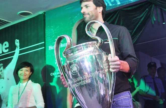 Van Nistelrooy bác tin sang Việt Nam thi đấu