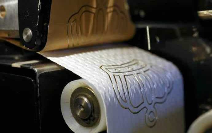 Cận cảnh giấy vệ sinh dát vàng, hơn 5 triệu đồng/cuộn