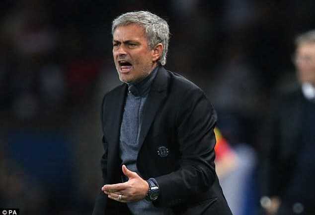Mourinho nổi cáu, thay nửa đội hình bạc tỷ