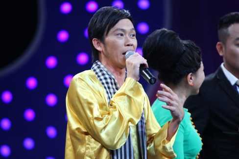Hoài Linh rơi nước mắt trước 'trai đẹp' bán phở
