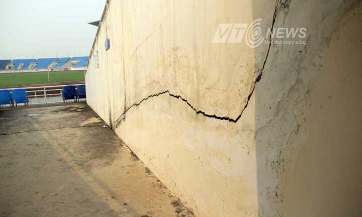 ASIAD 18: Vết nứt đáng sợ ở sân Mỹ Đình