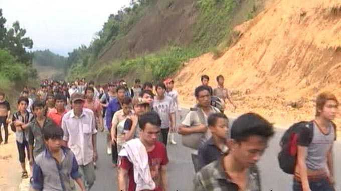 Hàng trăm phu vàng ùn ùn chạy trốn khỏi mỏ vàng