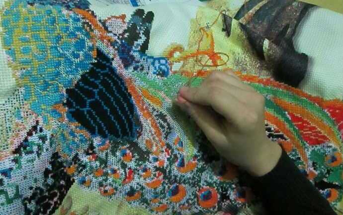 Thực hư tin đồn tranh thêu chữ thập gây ung thư