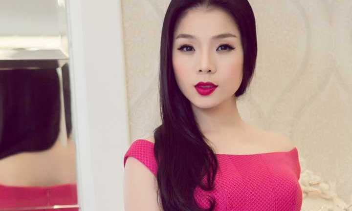 Lệ Quyên vai trần quyến rũ