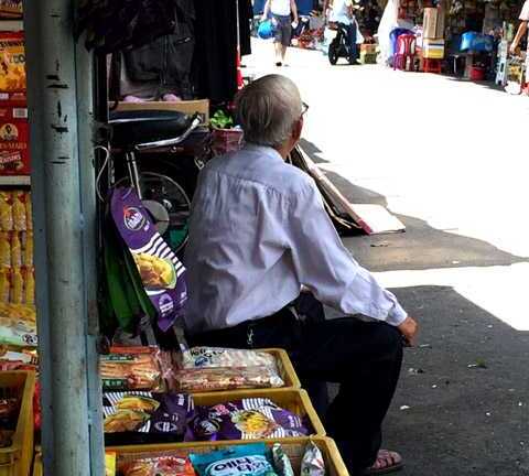 Tiếp viên kiếm lợi nhuận khủng khiếp thế nào?