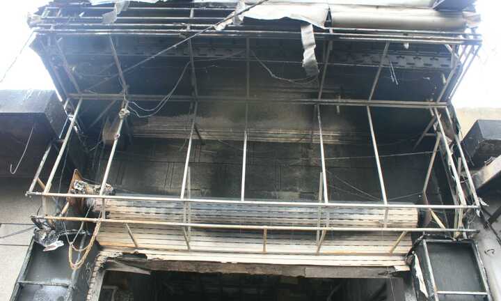 Nhà 3 tầng bốc cháy, khu dân cư náo loạn