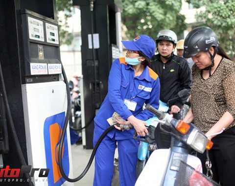 Giá xăng tăng vào 'giờ hiểm', Bộ Công thương lên tiếng