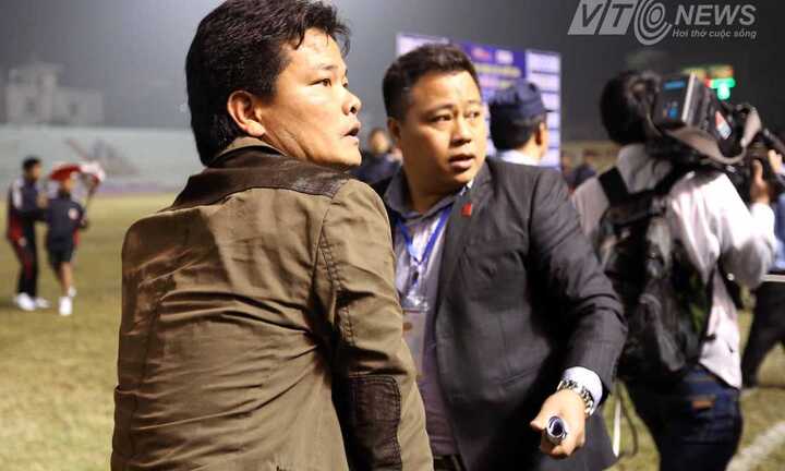 Sốc: Văn Quyến và đồng đội 'ra đường'