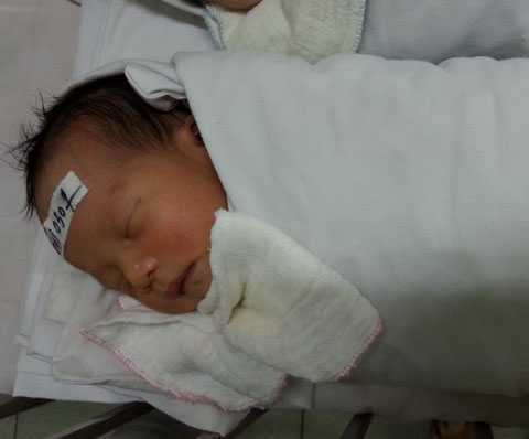 Người mẹ 19 tuổi bỏ rơi con mới sinh tại bệnh viện