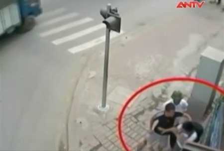 Hãi hùng cảnh cò bến xe ngang nhiên đánh khách