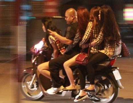 Hàng chục quái xế chất ‘hàng phục vụ khách' bị bắt giữ