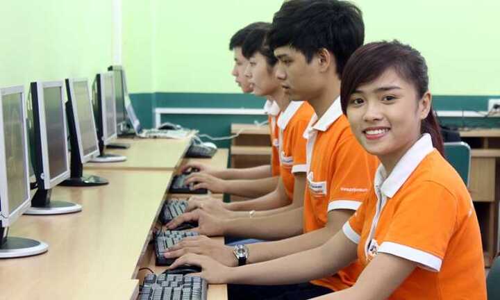 Học bổng gần 7 tỷ đồng cho học sinh khó khăn