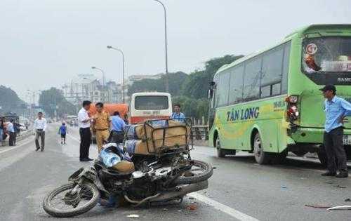 Xe khách tông xe đạp điện, một người tử vong