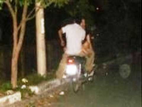 Tâm sự với người yêu, bị cướp dí dao vào cổ