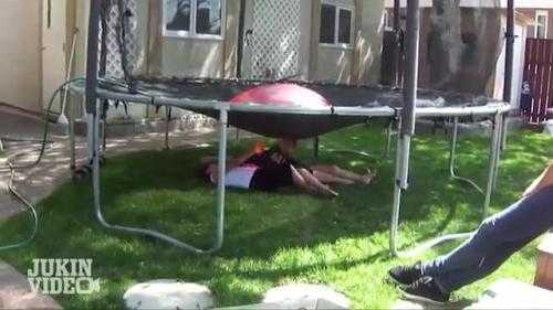 Ông bố đùa hiểm, lũ trẻ cười khoái chí