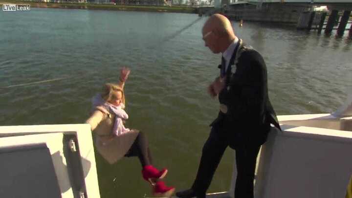 Nữ phóng viên ngã nhào xuống sông khi đang tác nghiệp