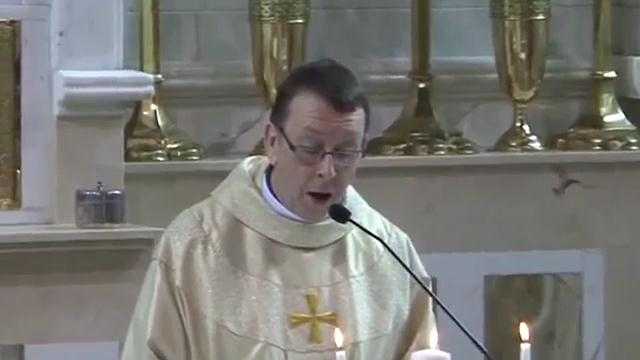 Clip cha xứ hát mừng hôn lễ hút 19 triệu lượt xem