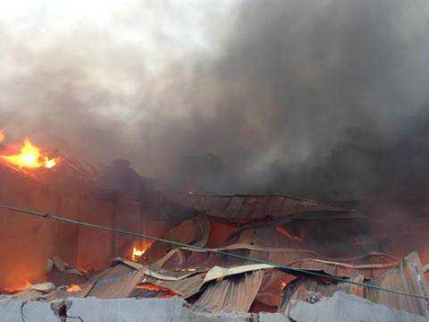 Lửa cháy ngùn ngụt ở KCN Vĩnh Tuy