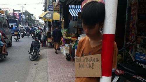 Những vụ phạt đeo biển 'Tôi ăn trộm' gây tranh cãi